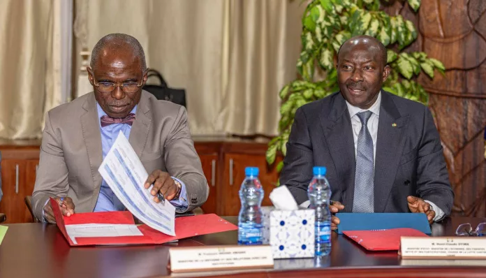 Le ministre d’État, ministre de l’Économie, des finances, de la dette et des participations, chargé de la lutte contre la vie chère, Henri-Claude Oyima et François Ndong Obiang, ministre de la Réforme et des relations avec les institutions.