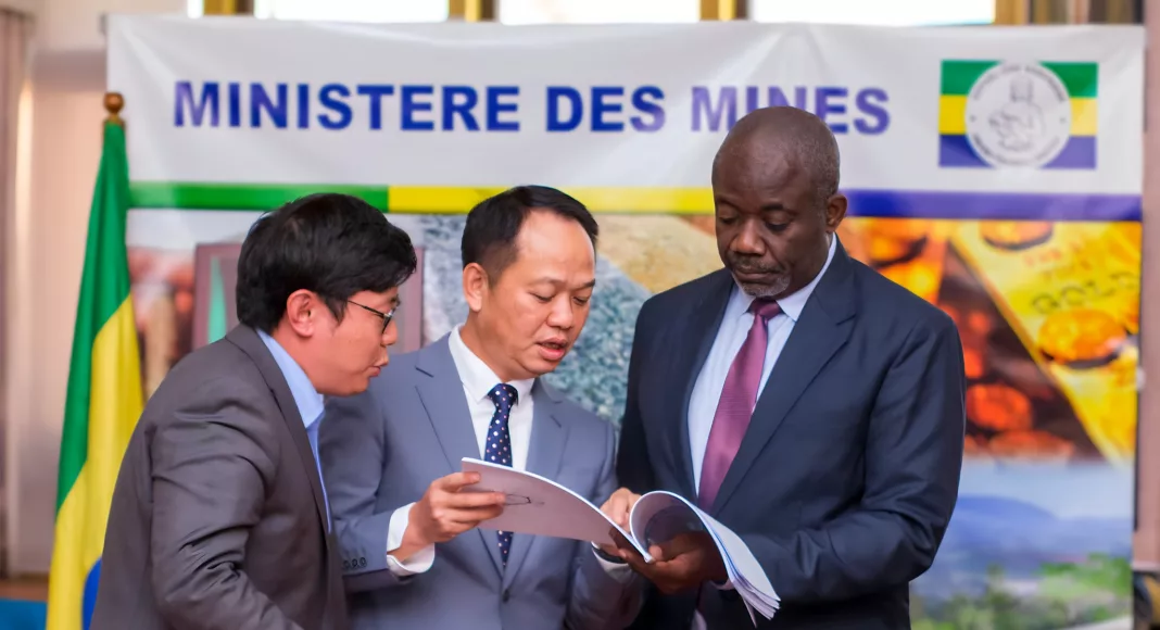 Le ministre des Mines, et la délégation chinoise lors de leur rencontre ce mardi 29 juillet.