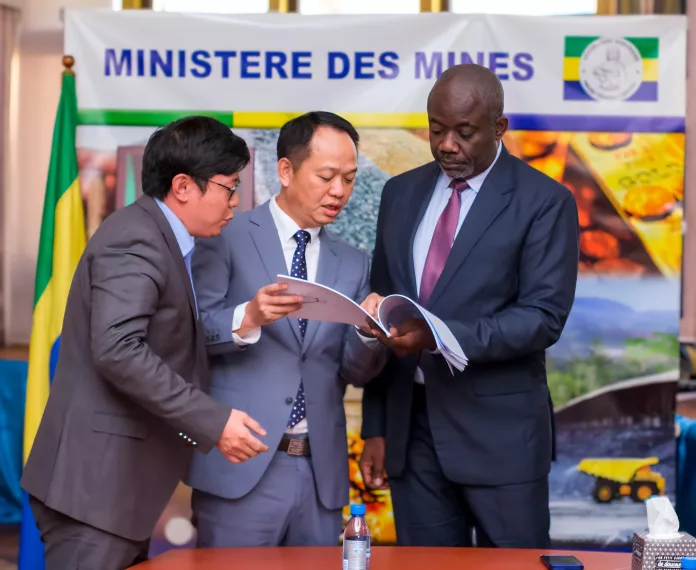 Le ministre des Mines, et la délégation chinoise lors de leur rencontre ce mardi 29 juillet.