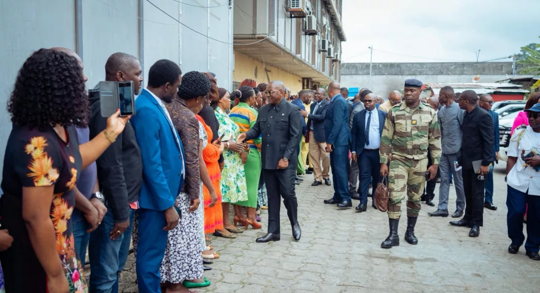 Le ministre Ulrich Manfoumbi Manfoumbi lors de sa tournée ce mercredi 30 juillet.