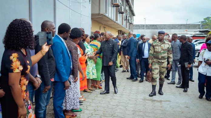 Le ministre Ulrich Manfoumbi Manfoumbi lors de sa tournée ce mercredi 30 juillet.