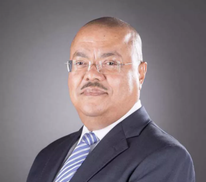 Le Grand Maître Jacques Denis Tsanga, Gouverneur de la province du Haut-Ogooué.