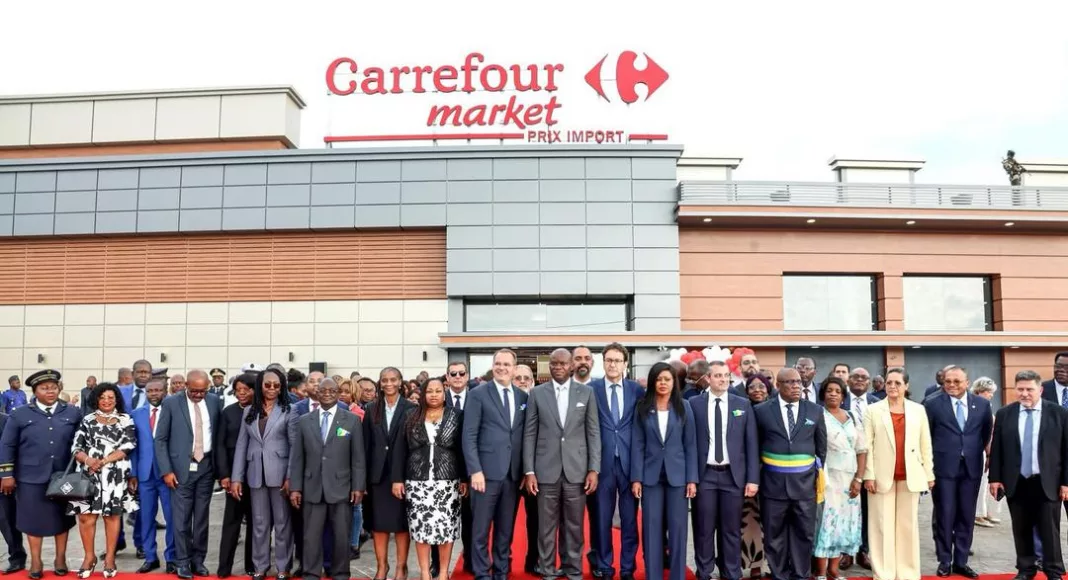 Photo de famille avec le président de la République, les membres du gouvernement, les autorités locales et la direction de Carrefour Prix Import.