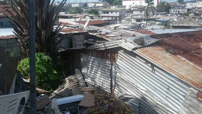Malgré les richesses de leur pays, les Gabonais vivent dans ces conditions. Ce forum devra offrir d'autres outils pour changer leur quotidien.