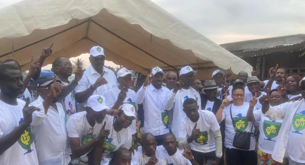 Photo de famille entre Serge Zeng Ango et l'ensemble des coordinations installées.