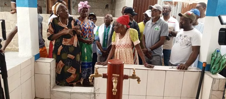 Gabon : 5e arrondissement de Libreville] Ntoutoume Ndong soulage les habitants avec une fontaine et des lampadaires