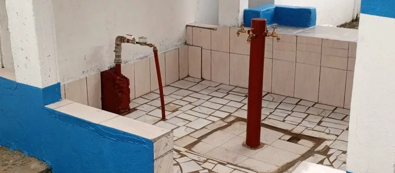 Gabon : 5e arrondissement de Libreville] Ntoutoume Ndong soulage les habitants avec une fontaine et des lampadaires