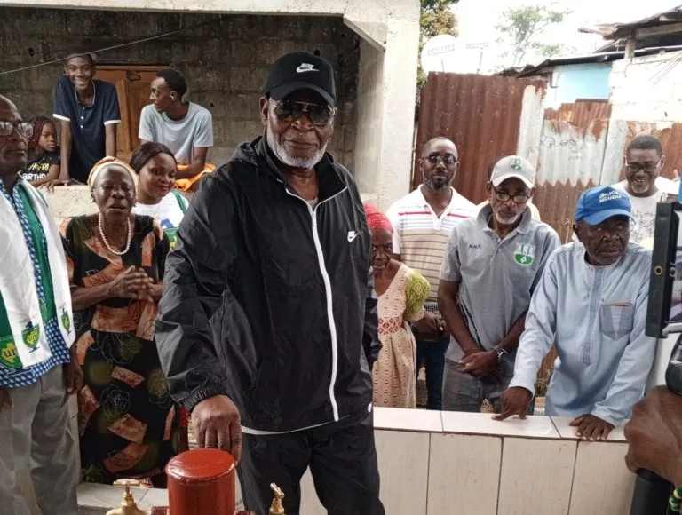 Le sénateur Emmanuel Ntoutume Ndong lors de l'inauguration de la pompe publique à Lalala à droite.