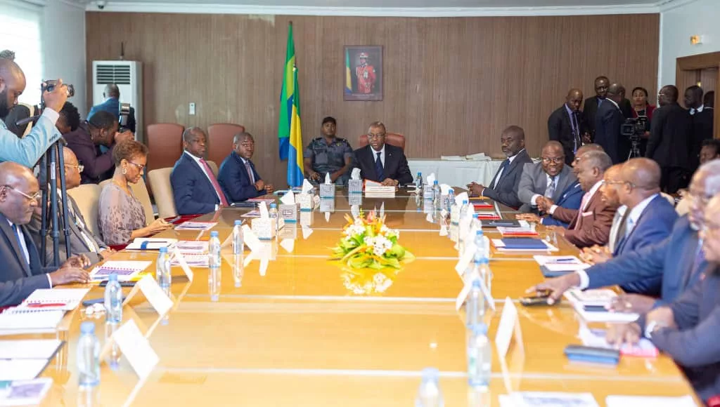 La Commission chargée du suivi du Projet intégré de la transformation locale des minerais en réunion à l'immeuble Arambo.