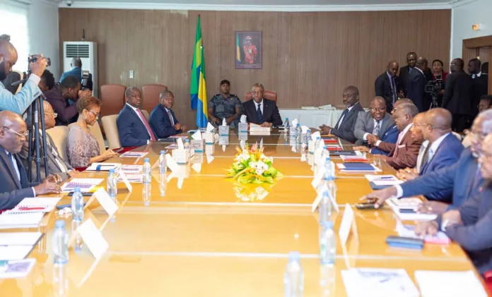 La Commission chargée du suivi du Projet intégré de la transformation locale des minerais en réunion à l'immeuble Arambo.
