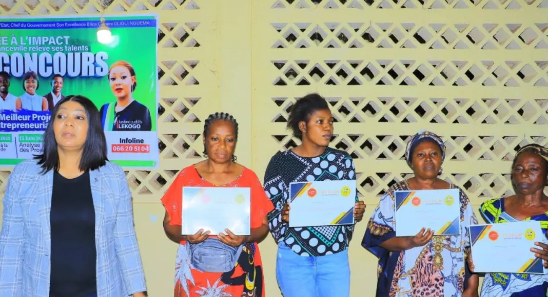 Justine Lekogo en photo de famille avec des lauréats.