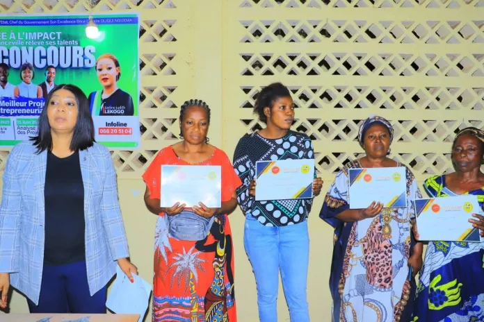 Justine Lekogo en photo de famille avec des lauréats.
