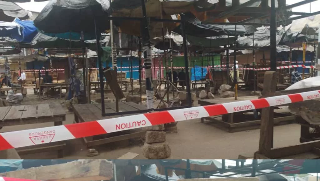 Marché Mont-Bouët, un lundi pas comme les autres : étals vides et tables renversées sous l’œil vigilant des forces de l’ordre.