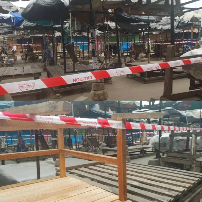 Marché Mont-Bouët, un lundi pas comme les autres : étals vides et tables renversées sous l’œil vigilant des forces de l’ordre.