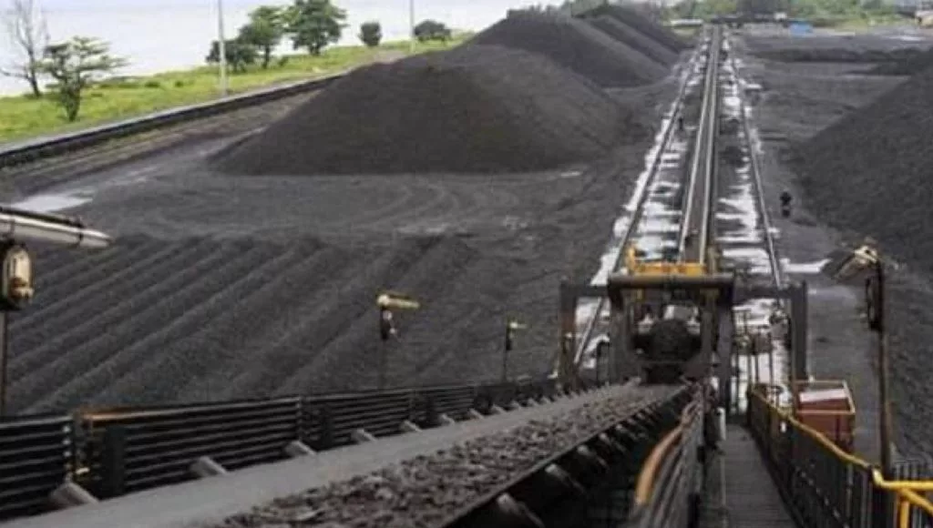 Exploitation minière au Gabon et en Guinée.