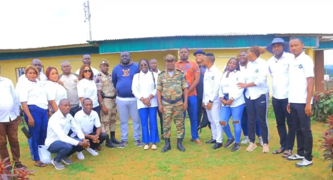 Sylvia Zondo Panga et les membres d’INITIATIVE 6 lors de la remise de dons à la prison centrale de Makokou.