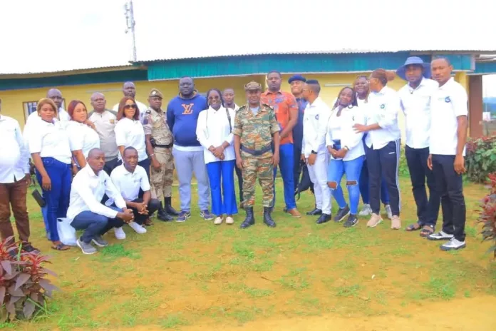 Sylvia Zondo Panga et les membres d’INITIATIVE 6 lors de la remise de dons à la prison centrale de Makokou.