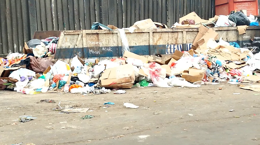 Une poubelle non loin du marché de Nzeng-Ayong.