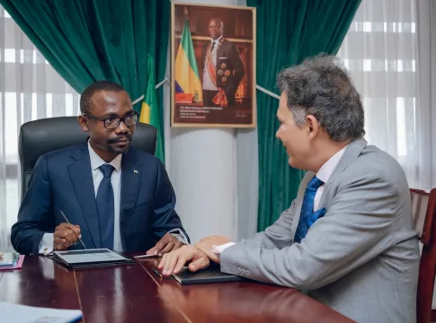 Vers une diplomatie climatique renforcée : rencontre entre le ministre gabonais de l’Environnement et l’ambassadeur du Brésil, en prélude à la COP30.