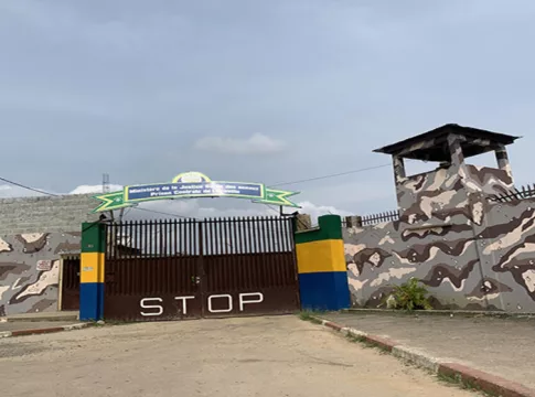 Prison centrale de Libreville vu de l'extérieur.