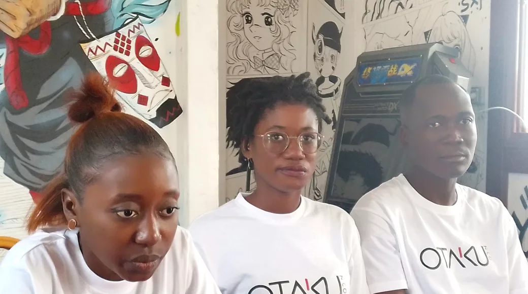 À l’extrême gauche de la photo, la présidente d'OTAKU N CO apparaît aux côtés de ces collaborateurs.