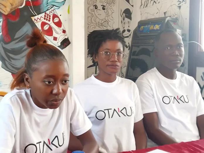 À l’extrême gauche de la photo, la présidente d'OTAKU N CO apparaît aux côtés de ces collaborateurs.