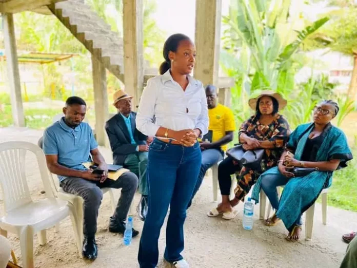 Haresse Kengué, à l’écoute et engagée, s’adresse à un public attentif lors de son action de terrain.