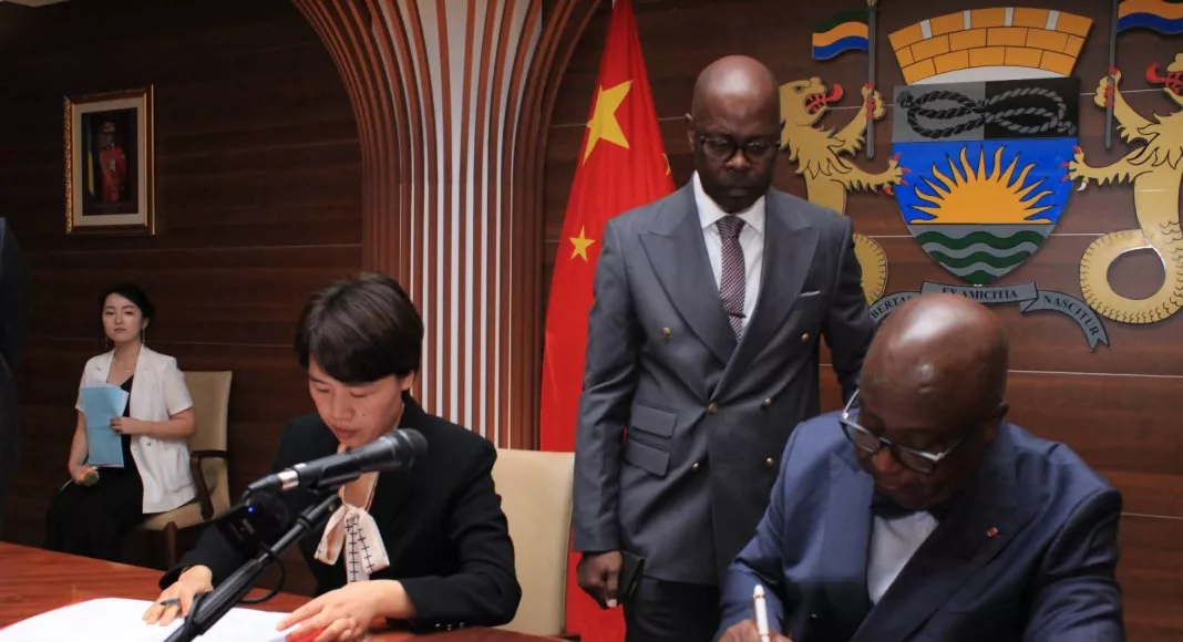 Adrien Nguema Mba, signe le mémorandum d’entente avec la délégation de Wucheng, marquant une nouvelle ère de coopération décentralisée.