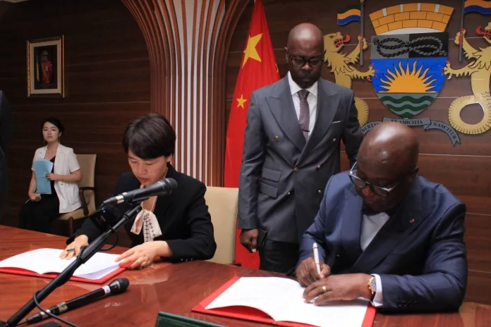 Adrien Nguema Mba, signe le mémorandum d’entente avec la délégation de Wucheng, marquant une nouvelle ère de coopération décentralisée.
