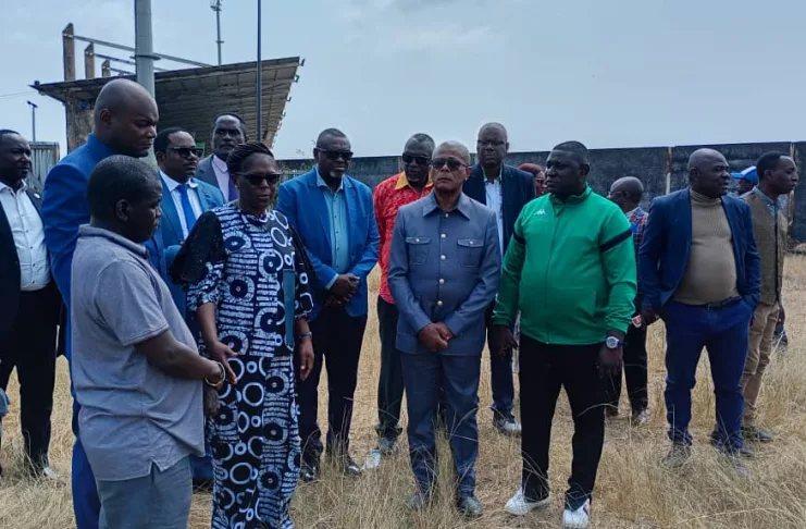 le ministre des sports aux côtés du délégué spécial de Port-Gentil sur le chantier abandonné.