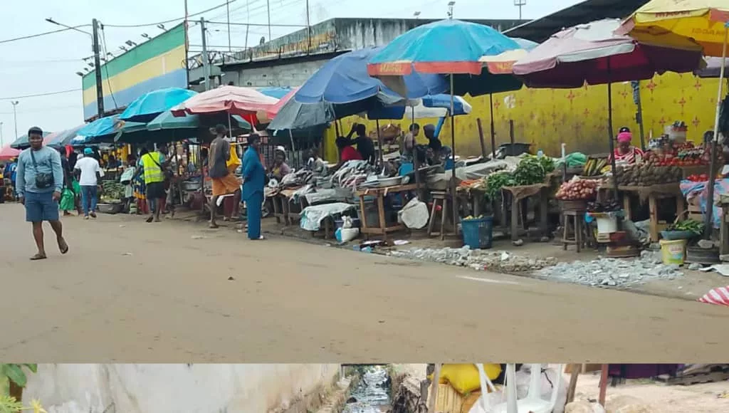 Le canal longeant le marché de Nzeng-Ayong, envahi par les ordures cristallise les craintes des riverains.