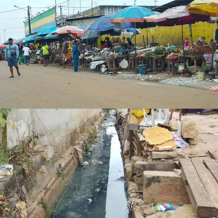 Le canal longeant le marché de Nzeng-Ayong, envahi par les ordures cristallise les craintes des riverains.