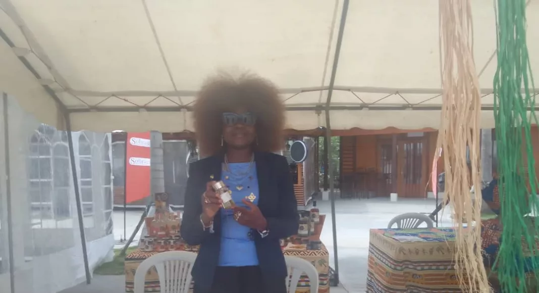 Madame Moussambi devant le stand de la marque Rose et Fille lors du dernier jour de la foire des produits Chine-Gabon.