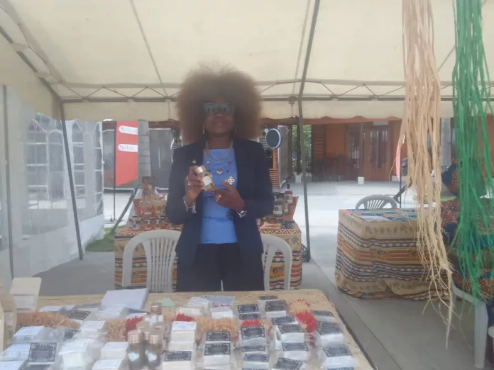 Madame Moussambi devant le stand de la marque Rose et Fille lors du dernier jour de la foire des produits Chine-Gabon.