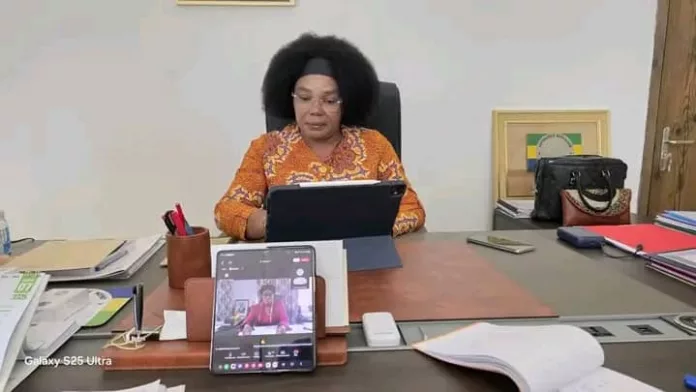 Mme la ministre Élodie Diane Fouefoue en plein webinaire sous-régional.