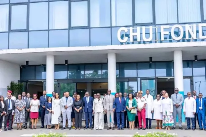 Photo de famille lors de la cérémonie officielle de remise d'équipements informatiques et techniques aux structures de santé.