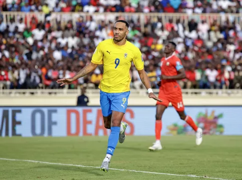 Alors qu'un retour à l'OM était presenti, l'attaquant gabonais P.E.A devrait finalement rester en Arabie Saoudite.