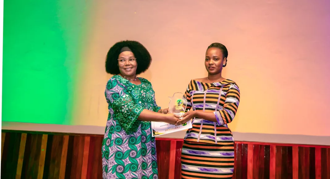 Haresse Kengue recevant son prix des mains de la ministre de la Femme, Elodie Diane Fouefoue epse Sandjoh.