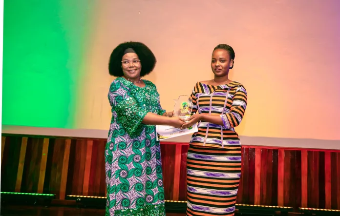 Haresse Kengue recevant son prix des mains de la ministre de la Femme, Elodie Diane Fouefoue epse Sandjoh.