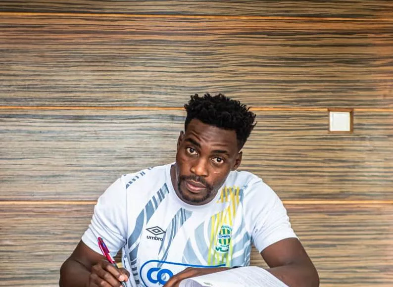 Malick Evouna signant son contrat avec Mangasport.