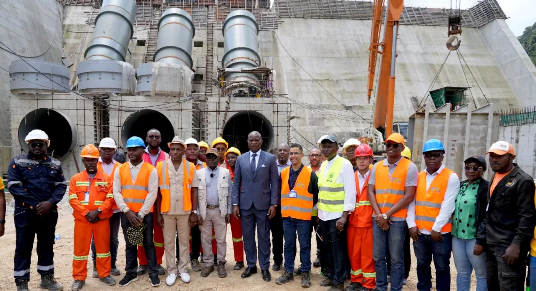 Brice Clotaire Oligui Nguema et les ouvriers devant le chantier de Kinguélé-Aval.