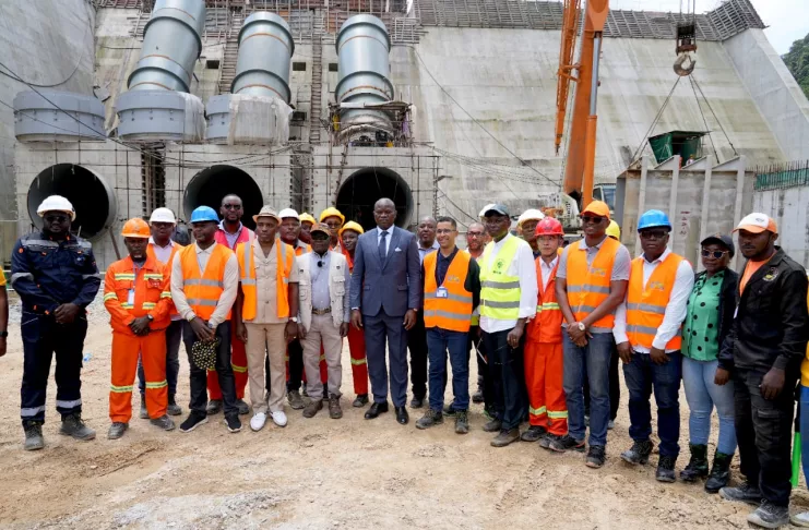 Brice Clotaire Oligui Nguema et les ouvriers devant le chantier de Kinguélé-Aval.