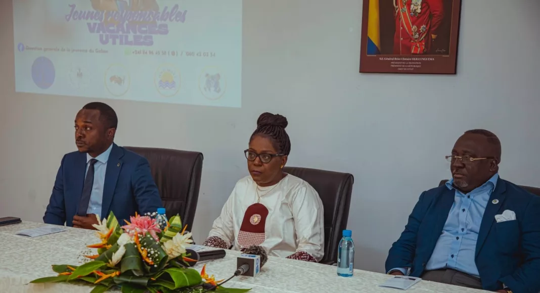 La ministre de la Jeunesse, Armande Longo Moulengui encadrée par deux des membres de son équipe.