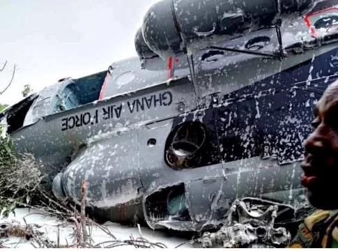 Une vue de l'hélicoptère militaire après le crash.