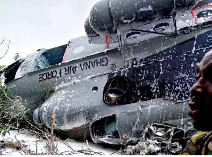 Une vue de l'hélicoptère militaire après le crash.
