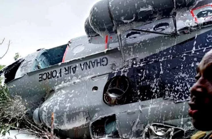 Une vue de l'hélicoptère militaire après le crash.