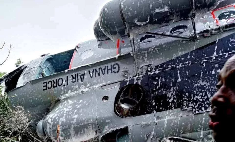 Une vue de l'hélicoptère militaire après le crash.