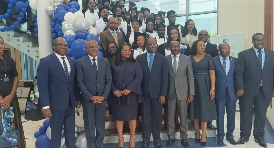 Photo de famille entre Henri-Claude Oyima, ses collaborateurs et les nouveaux diplômés.