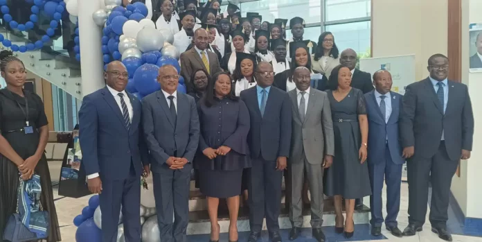 Photo de famille entre Henri-Claude Oyima, ses collaborateurs et les nouveaux diplômés.