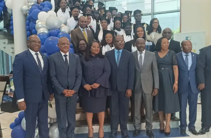 Photo de famille entre Henri-Claude Oyima, ses collaborateurs et les nouveaux diplômés.